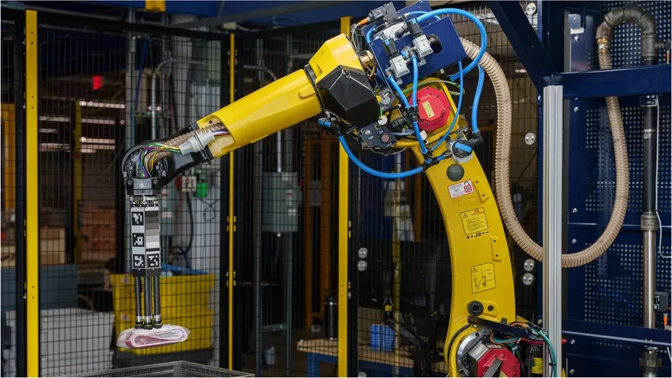 Amazon: Robots spread but ‘we still need humans’